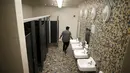 Seorang siwa berjalan keluar dari toilet netral gender pertama di Santee High School, Los Angeles, California, AS, Senin (18/4). Toilet disediakan sebagai langkah mendukung dan menampung siswa transgender. (REUTERS/Lucy Nicholson)