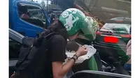 5 Kelakuan Kocak Makan di Jalan Raya Ini Bikin Geleng Kepala (sumber: Instagram.com/receh.id)