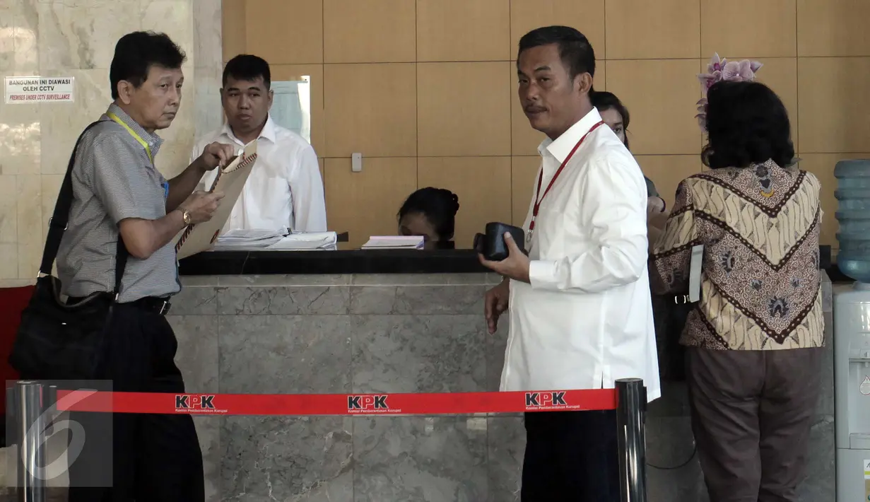 Ketua DPRD DKI Jakarta Prasetio Edi Marsudi (baju putih) di meja resepsionis Gedung KPK, Jakarta, Selasa (3/5). Prasetio akan diperiksa terkait dugaan suap dalam pembahasan dua raperda tentang reklamasi Teluk Jakarta. (Liputan6.com/Helmi Afandi)
