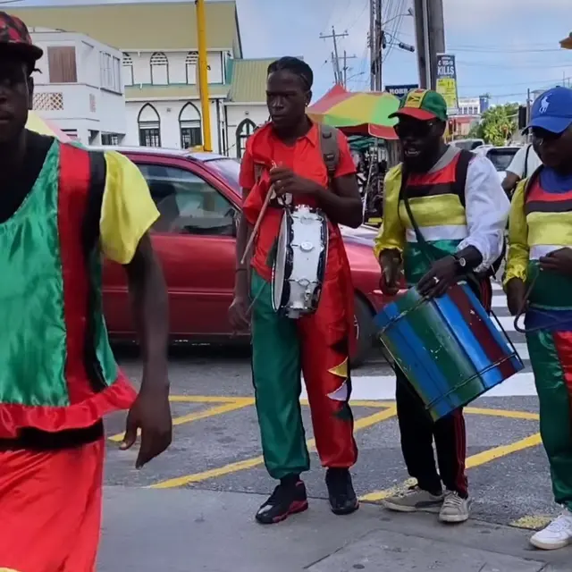 Orang Guyana di jalanan kotanya