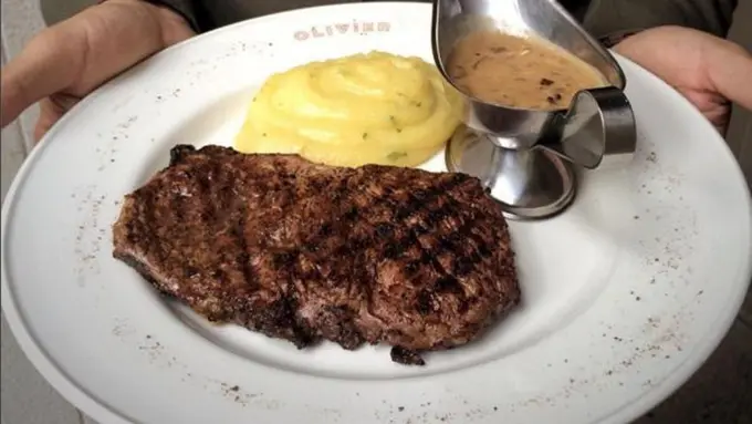 Nikmati Makan Malam di Kafe Olivier, Tempat Mirna Terbunuh