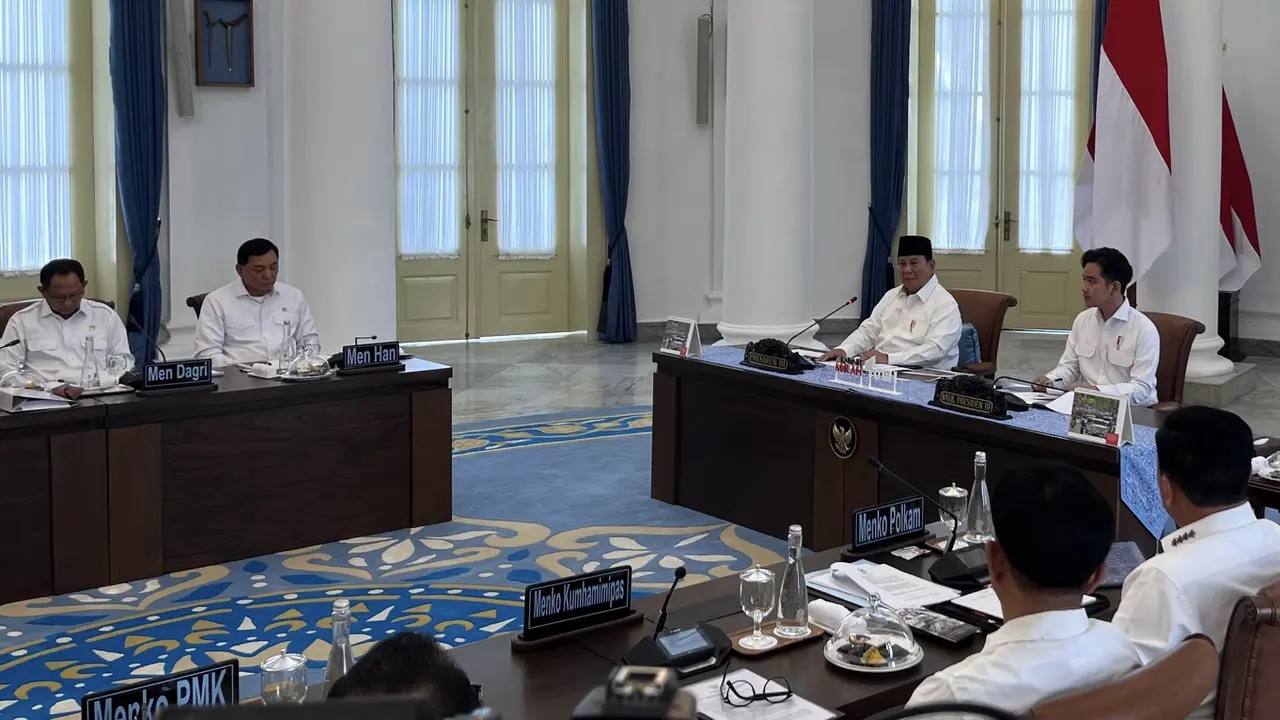 Presiden Prabowo Subianto memimpin langsung sidang perdana Dewan Pertahanan Nasional (DPN) di Istana Bogor, Jawa Barat.(Liputan6.com/Nanda Perdana Putra)