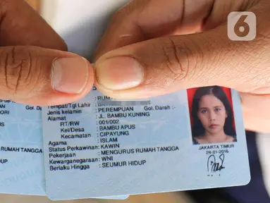 KTP elektronik salah satu warga yang sudah dirubah nama jalannya di Cipayung, Jakarta Timur, Rabu (29/6/2022). Pemprov DKI Jakarta menggelar pelayanan jemput bola di enam wilayah terkait perubahan data administrasi kependudukan imbas pergantian 22 nama jalan menggunakan nama tokoh Betawi. (Liputan6.com/Herman Zakharia)
