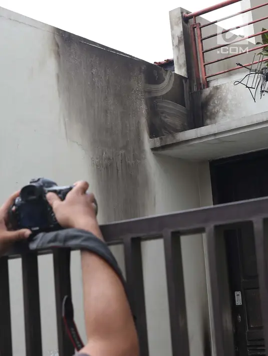 Bercak gosong diduga bekas nyala api dari lemparan molotov terlihat di rumah Wakil Ketua KPK, La Ode Muhammad Syarif di kawasan Kalibata, Jakarta, Rabu (9/1). Sebelumnya, terjadi lemparan molotov. (Liputan6.com/Helmi Fithriansyah)