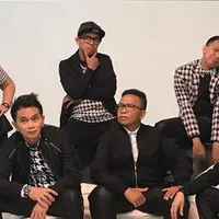 Tiba di Makam Oon. Project pop langsung panjatkan doa bersama.