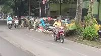 Tumpukan sampah di sejumlah TPS di Kota Banyuwangi akibat dihentikanya pengakutan sampah ke TPA di Desa Bansring Wongsorejo (Hermawan Arifianto/Liputan6.com)
