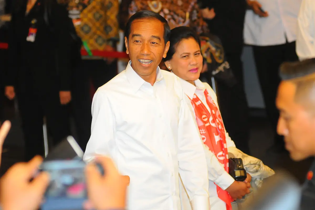 Jokowi Gandeng Iriana Saat Tiba di Lokasi Debat Keempat Pilpres 2019