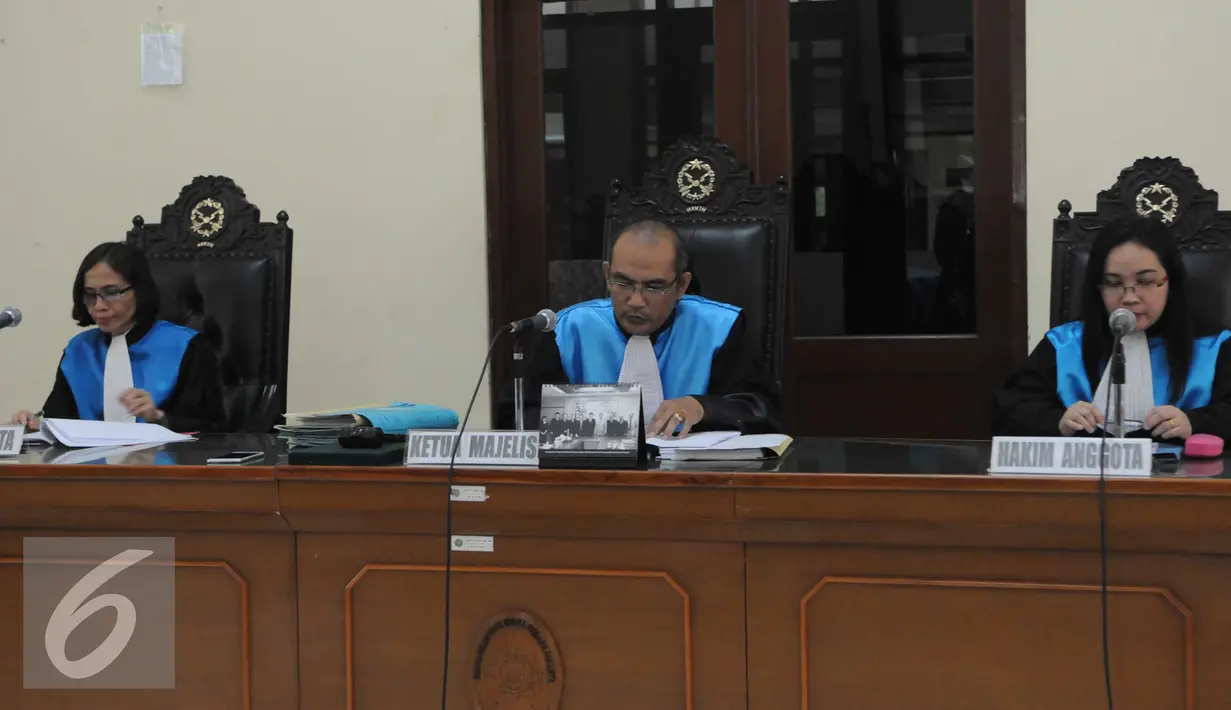 Majelis Hakim PTUN Jakarta mengabulkan gugatan nelayan dan warga pesisir utara Jakarta, atas SK Gubernur DKI Nomor 2.238 Tahun 2014 tentang pemberian izin reklamasi Pulau G PT Muara Wisesa Samudra, Jakarta, Senin (31/5). (Liputan6.com/Helmi Afandi)