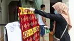 Petugas menyemprotkan cairan disinfektan ke sajadah jemaah sebelum Salat Jumat di Masjid El-Syifa, Jakarta, Jumat (20/3/2020). Sejumlah masjid di Jakarta masih menggelar salat Jumat meski ada imbauan dari MUI terkait merebaknya virus corona atau COVID-19. (Liputan6.com/Fery Pradolo)