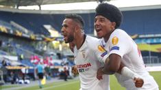 Pemain Sevilla merayakan gol yang dicetak Youssef En-Nesyri ke gawang AS Roma dalam laga babak 16 besar Liga Europa 2019/2020 di MSV-Arena, Jerman, Jumat (7/8/2020) dini hari WIB. Sevilla menang 2-0 atas AS Roma. (AFP/Wolfgang Rattay/pool)