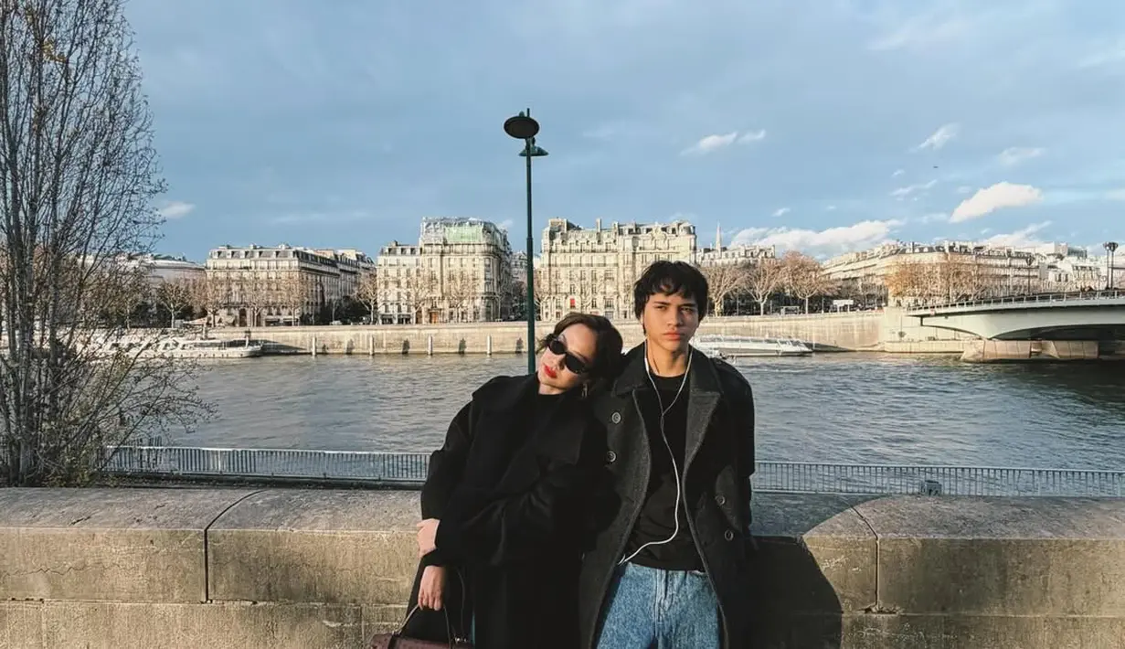 Dipadu dengan jeans dan tas Hermes, Bunga Citra Lestari selesaikan tampilannya dengan sepatu suede [@itsmebcl]