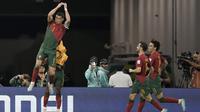 Selebrasi pemain Timnas Portugal, Cristiano Ronaldo usai menjebol gawang Ghana lewat titik penalti dalam pertandingan Grup H Piala Dunia 2022 yang berlangsung di Stadium 974, Qatar, Kamis (24/11/2022). (AP Photo/Hassan Ammar)