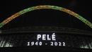 Lengkungan Stadion Wembley di London, Kamis (29/10/2022), menyala dengan warna bendera Brasil setelah mantan legenda sepak bola Brasil, Pele meninggal dunia. Sebelum kepergiannya, Pele menjalani perawatan intensif di rumah sakit Albert Einstein, Sao Paulo selama satu bulan terakhir untuk berjuang sembuh dari kanker usus yang dideritanya sejak 2021. (AP Photo/PA/Kieran Cleeves)