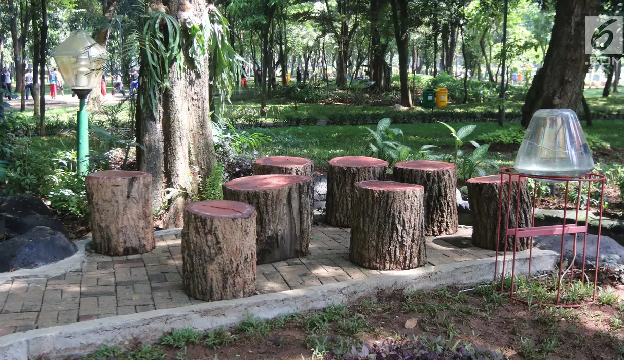 Bangku dari batang pohon ini bisa dijadikan sebagai tempat beristirahat di taman sisi barat Monas, Jakarta Pusat, Rabu (28/3). Taman ini memungkinkan pengunjung untuk bersosialisasi atau beraktivitas berbalut nuansa alam. (Liputan6.com/Arya Manggala)