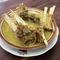 Tengkleng menjadi salah satu kuliner khas yang paling terkenal di Solo. Selain menjadi makanan favorit, tengkleng dan kawannya seperti sate kambing, gulai kambing, dan tongseng punya kandungan gizi. (Foto: Liputan6.com/Diviya Agatha)