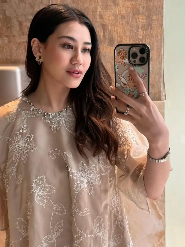 6 Gaya Tamu Artis di Lamaran Syifa Hadju dan El Rumi, Aaliyah Massaid hingga Geng Mamayu Kompak Serba Putih-Cream