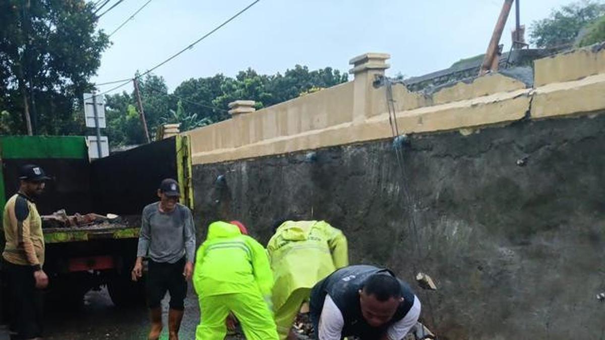 Tembok Pembatas TPU Jeruk Purut Roboh Imbas Hujan Deras, Akses Jalan Warga Tertutup