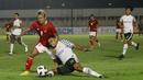 Penyerang Timnas Indonesia, Kushedya Hari Yudo berebut bola dengan pemain Tira Persikabo, Juliyano Pratama. (Foto: Bola.com/M. Iqbal Ichsan)