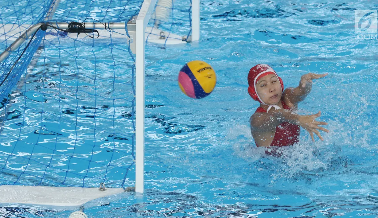 Penjaga gawang timnas Polo Air Putri Indonesia, Ayudya S Pratiwi gagal menahan lemparan bola pemain Hong Kong saat laga penyisihan grup A Asian Games 2018, Jakarta, Jumat (17/8). Indonesia unggul tipis 9-8. (Liputan6.com/Helmi Fithriansyah)