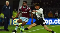 Pemain West Ham United Ben Johnson (tengah) berebut bola dengan pemain Derby County Haydon Roberts pada pertandingan sepak bola putaran keempat Piala FA di Stadion Pride Park, Derby, Inggris, 30 Januari 2023. West Ham United mengalahkan Derby County dengan skor 2-0. (AP Photo/Rui Vieira)