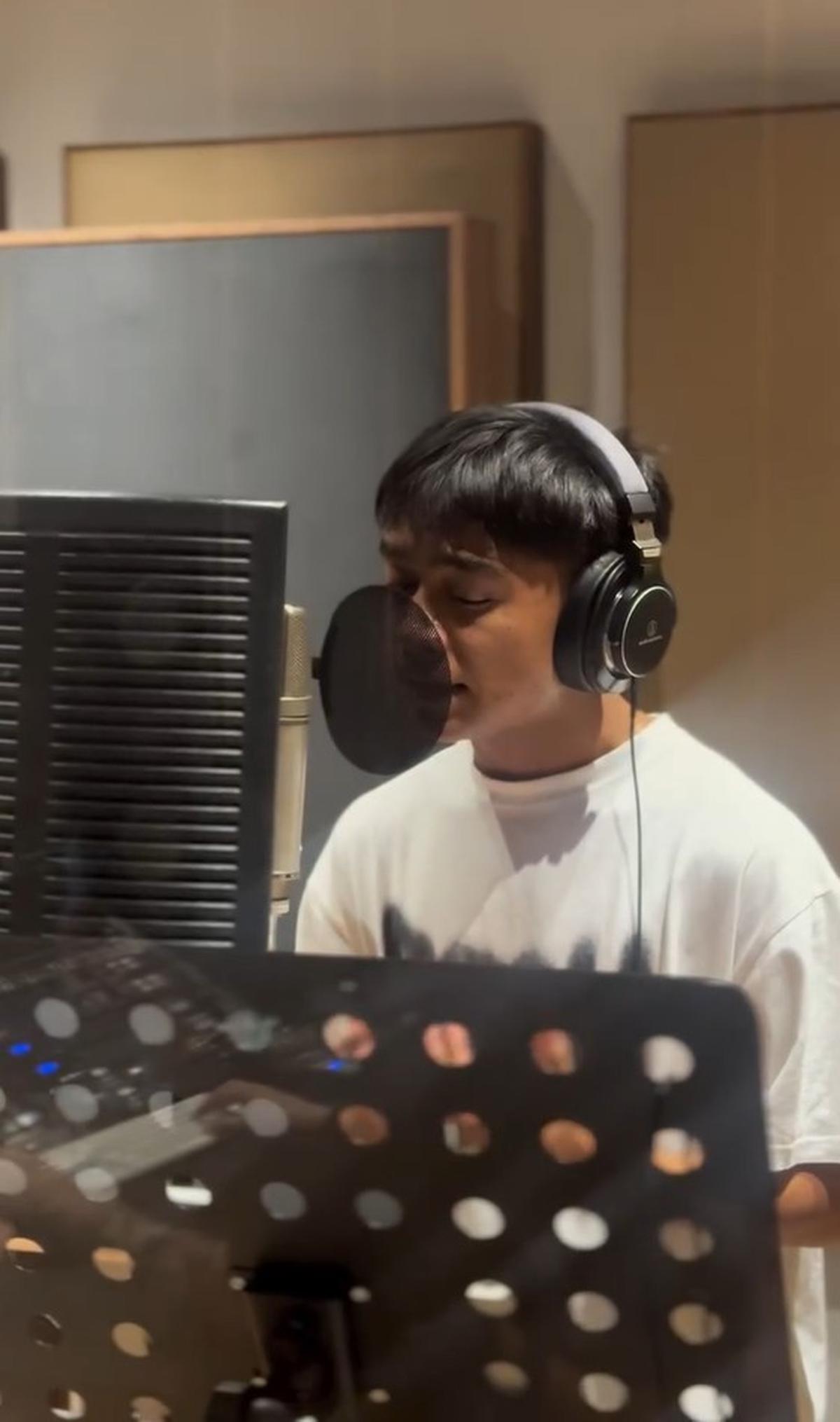 7 Potret Mahalini Bimbing Betrand Peto & Anggis di Studio, Lagu Duet Menggetarkan Hati Siap Rilis