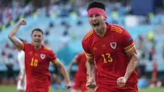 Gelandang Wales, Kieffer Moore menjadi penentu hasil imbang 1-1 lewat gol sundulannya ke gawang Swiss pada menit ke-73 memanfaatkan umpan lambung Joe Morrel. (Foto: AP/Darko Vojinovic/Pool)