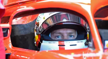 Pebalap Ferrari, Sebastian Vettel mendapatkan layanan pit saat latihan bebas pertama sesi kualifikasi F1 GP di Sirkuit Hockenheim, Jerman, Sabtu (21/7). Vettel berhasil meraih posisi start terdepan (pole position). (AP Photo/Jens Meyer)