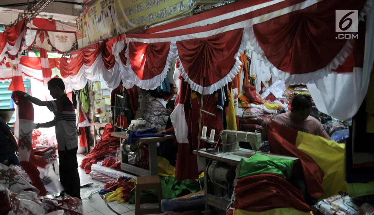 Pedagang melayani calon pembeli bendera Merah Putih di Pasar Senen, Jakarta, Selasa (6/8/2019). Salah satu pedagang mengaku mampu memproduksi bendera Merah Putih hingga 1.000 meter dan meraup omzet Rp 50 juta dalam sehari. (merdeka.com/Iqbal S. Nugroho)