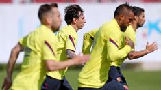 Para pemain Barcelona menggelar latihan di Joan Gamper, Barcelona, Senin (25/5/2020). Latihan tersebut untuk persiapan jelang kembali bergulirnya La Liga Spanyol. (AFP/Miguel Rui)