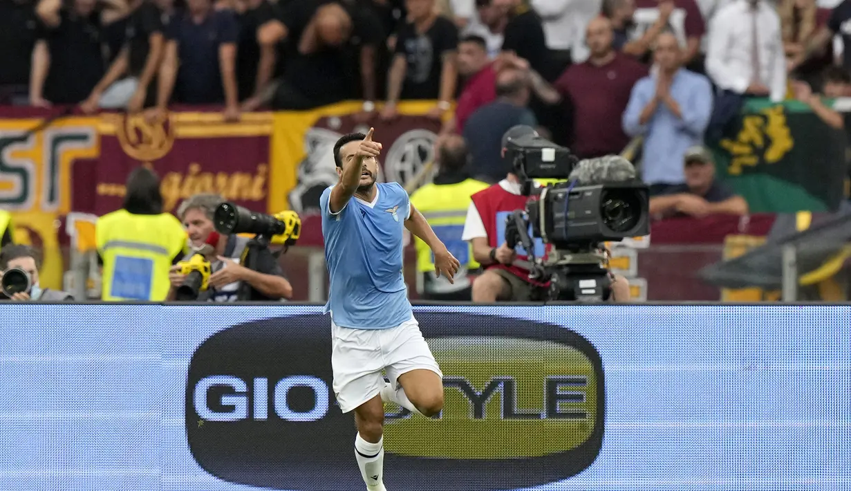 Penyerang Lazio, Pedro berselebrasi usai mencetak gol ke gawang AS Roma pada pertandingan lanjutan Liga Serie A Italia di Stadion Olimpiade Roma, Senin (27/9/2021). Lazio menang tipis atas Roma dengan skor 3-2. (AP  Photo/Andrew Medichini)