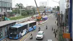 Suasana proyek pembangunan underpass Senen Extension di kawasan Senen, Jakarta, Kamis (13/2/2020). Proyek yang menelan anggaran mencapai Rp 121,1 miliar dan ditargetkan selesai pada Desember 2020 itu diharapkan dapat mengurai kemacetan di kawasan tersebut. (Liputan6.com/Immanuel Antonius)