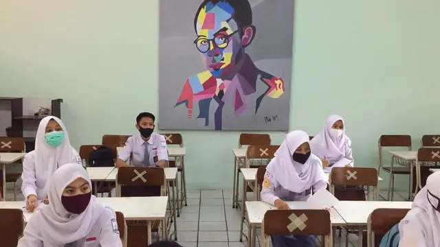 Siswa SMK Komputama Majenang, Cilacap di ruang kelas, bersiap untuk praktikum. (Foto: Liputan6.com/Muhamad Ridlo)