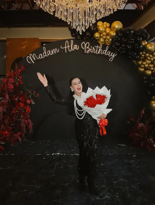 Sementara itu, Ala Alatas tampil glamor kenakan dress sequin hitam dan dipermanis dengan kalung mutiara putih. [@tasyafarasya].