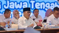 Mendes PDTT Yandri Susanto (berpeci) saat memberi paparan dalam rapat terbatas Kementrian Koordinator Bidang Pangan di Gedung Gradhika, Semarang (31/12/24). Foto: Liputan6.com/ Felek Wahyu