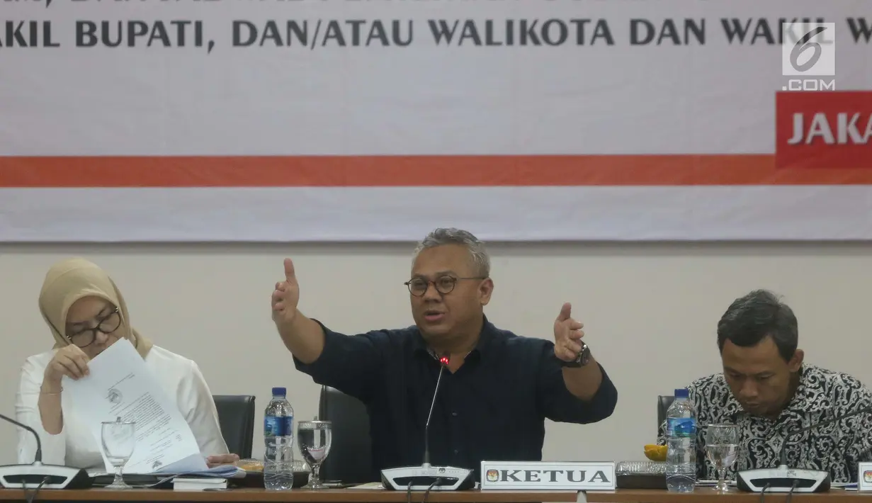 Ketua KPU, Arief Budiman (tengah) bersama para komisioner saat Uji Publik Rancangan Peraturan KPU tentang Tahapan, Program dan Jadwal Penyelenggaraan Pemilihan Gubernur/Wakil Gubernur, Bupati/Wakil Bupati dan Walikota/Wakil Walikota tahun 2020, Jakarta, (24/6/2019). (Liputan6.com/Helmi Fithriansyah)