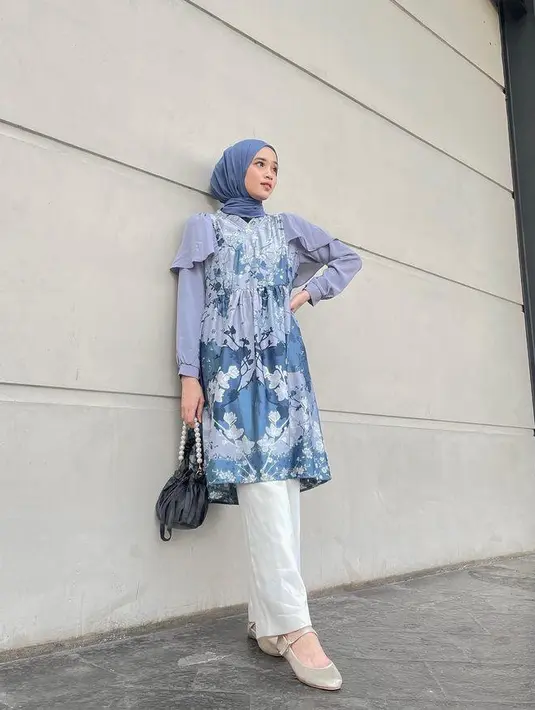 Tunik silky kombinasi motif-polos dengan detail ruffle di bagian lengan bikin look terlihat kekinian dan stylish. (Instagram/vinamaulina).