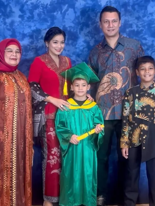 Saat hadir di wisuda anak keduanya, Titi Kamal dan Christian Sugiono pun memilih mengenakan pakaian dengan nuansa Indonesia. Christian Sugiono mengenakan kemeja batik lengan panjang warna navy. Sementara itu, Kamal memilih mengenakan kebaya merah lengan 3/4 dengan aksen bordiran warna gold di bagian depan dan lengan. Kebaya tersebut dipadukan bawahan kain batik lilit warna merah. [@titi_kamal]