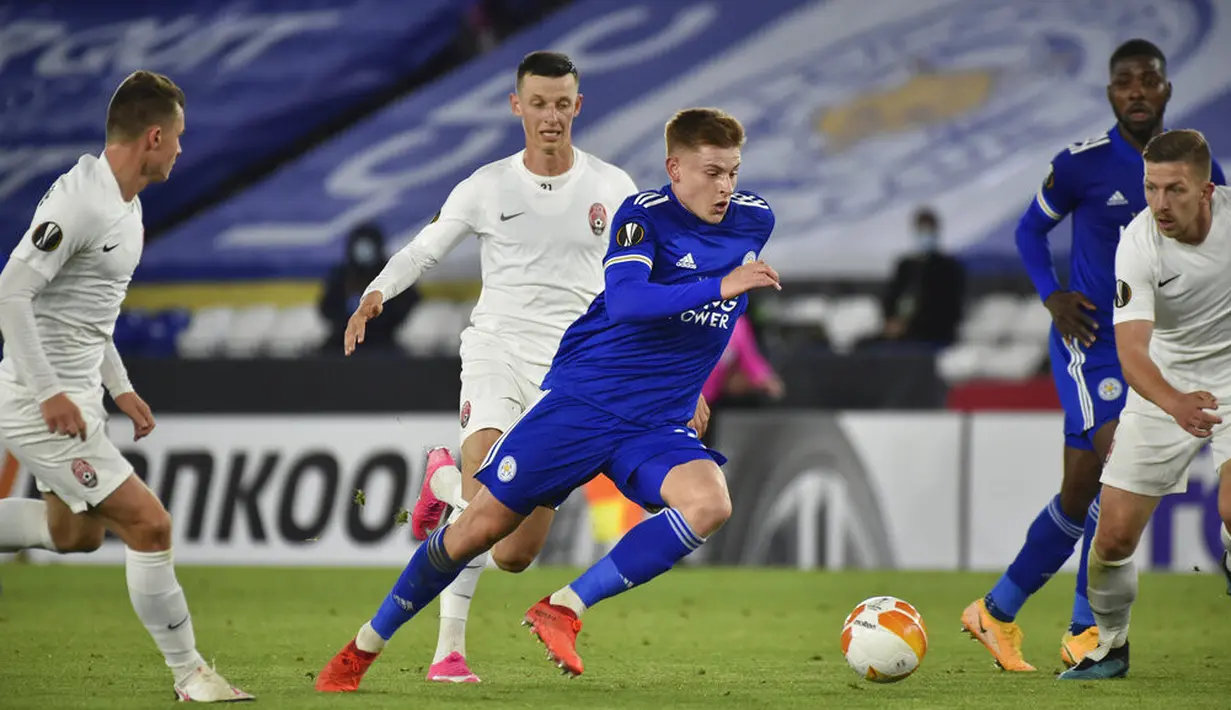 Pemain Leicester City Harvey Barnes (tengah) menggiring bola melewati para pemain Zorya Luhansk pada pertandingan Grup G Liga Europa di Stadion King Power, Leicester, Inggris, Kamis (22/10/2020). Leicester City menang 3-0. (AP Photo/Rui Vieira)