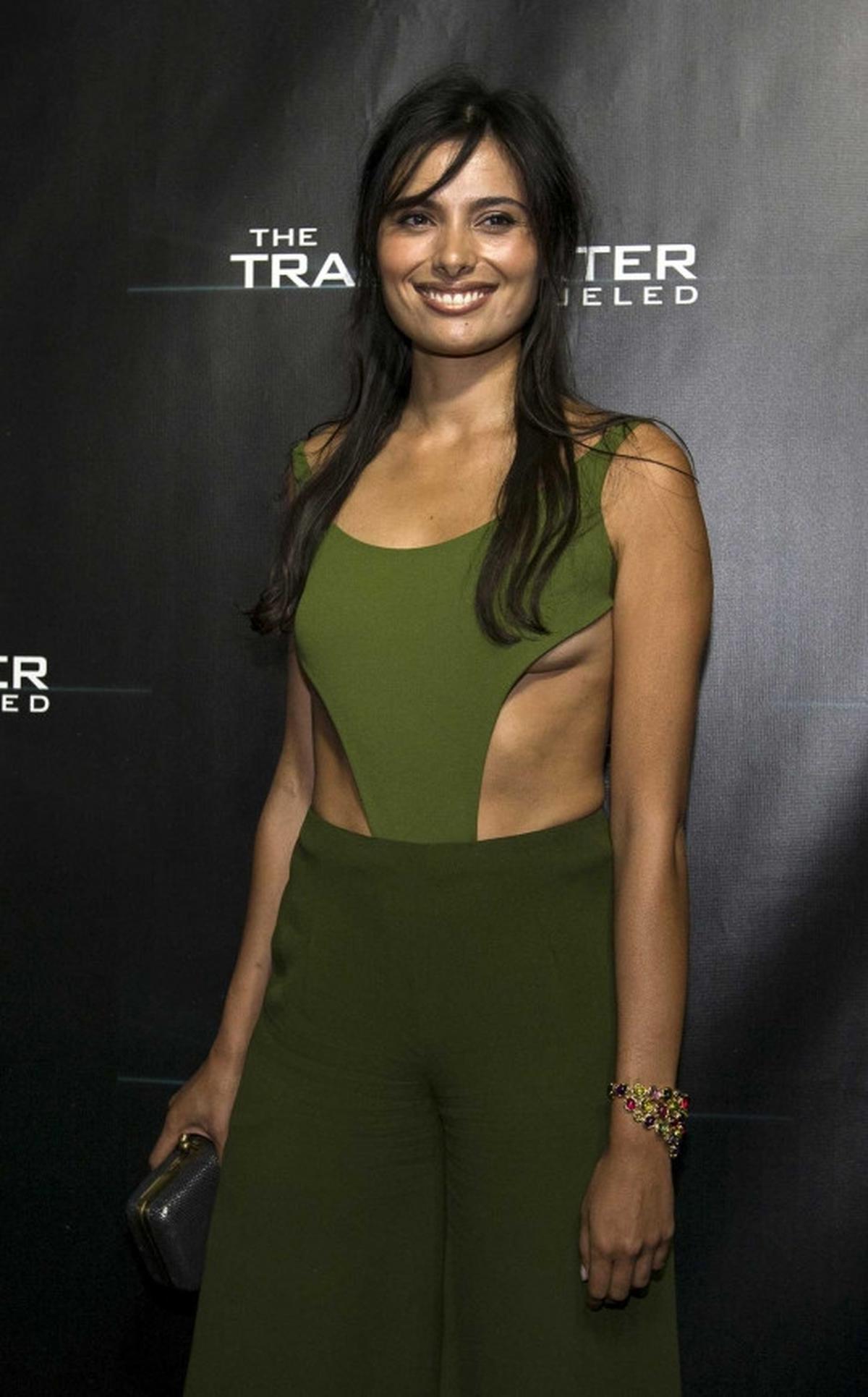 Pose seksi model Playboy di pemutaran 'The Transporter Refueled'