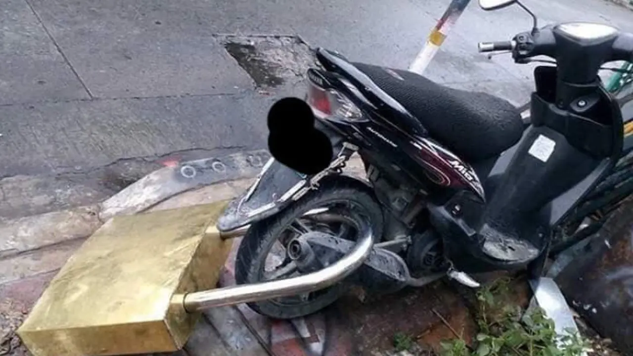 Pakai Gembok Raksasa, Aksi Pria Ini Bikin Warganet Tercengang