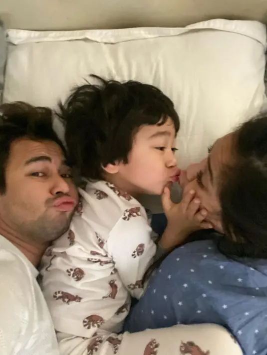 “Kalau orang nggak biasa tuh kerjaannya gimana?” lanjut Nagita bertanya karena penasaran dengan jawaban anaknya. “Kerjaannya lari-lari,” jawab Rafathar. (Instagram/raffinagita1717)