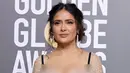 <p>Salma Hayek tiba pada acara Golden Globe Awards 2023 di Beverly Hilton Hotel, Beverly Hills, California, Amerika Serikat, 10 Januari 2023. Pada ajang tersebut ia pun didapuk sebagai salah satu presenter. (Amy Sussman/Getty Images/AFP)</p>