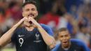 Striker Prancis, Olivier Giroud, melakukan selebrasi usai mencetak gol ke gawang Irlandia pada laga persahabatan di Stadion Stade de France, Senin (28/5/2018). Prancis menang 2-1 atas Irlandia. (AP/Thibault Camus)