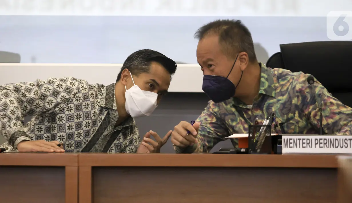 Menperin Agus Gumiwang Kartasasmita dan Calon Ketum Kadin Anindya N. Bakrie berbincang saat konfrensi pers di kantor Kemenperin, Jakarta, Selasa (05/4/2021). Anindya Bakrie menyampaikan pokok pikiran pertumbuhan ekonomi nasional di sektor industri dan pemerataan keadilan. (Liputan6.com/HO/Alwi)