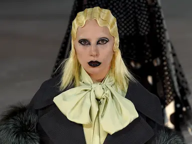 Lady Gaga berjalan di catwalk mengenakan busana koleksi Marc Jacobs pada acara New York Fashion Week di Park Avenue Armory, Kamis (18/2). Pemenang Grammy dan Golden Globes itu tampil nyentrik dengan makeup 'dark' yang misterius. (TIMOTHY A. CLARY/AFP)