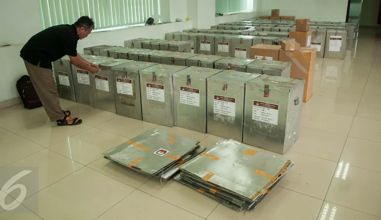 Petugas mengangkut kotak suara yang akan didistribusikan ke kelurahan di Kecamatan Menteng, Jakarta, Senin (17/4). Logistik surat suara Pemilihan Gubernur dan Wagub DKI telah siap didistribusikan ke kelurahan di Jakarta. (Liputan6.com/Gempur M Surya)