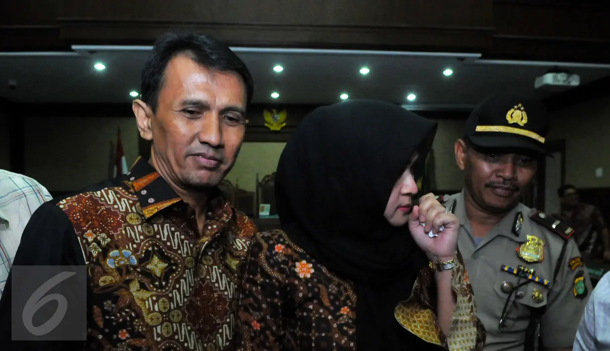 Gubernur nonaktif Sumatera Utara Gatot Pujo Nugroho divonis tiga tahun penjara oleh Majelis Hakim Pengadilan Tipikor, Jakarta, Senin (14/3/2016). Sementara, istri Gatot, Evy Susanti, divonis 2 tahun 6 bulan penjara. (Liputan6.com/Faisal R Syam)