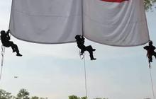 Aksi Heroik Polisi Panjat Tiang Bendera 7 Meter & Terombang-Ambing Ditiup Angin Demi Sang Merah Putih