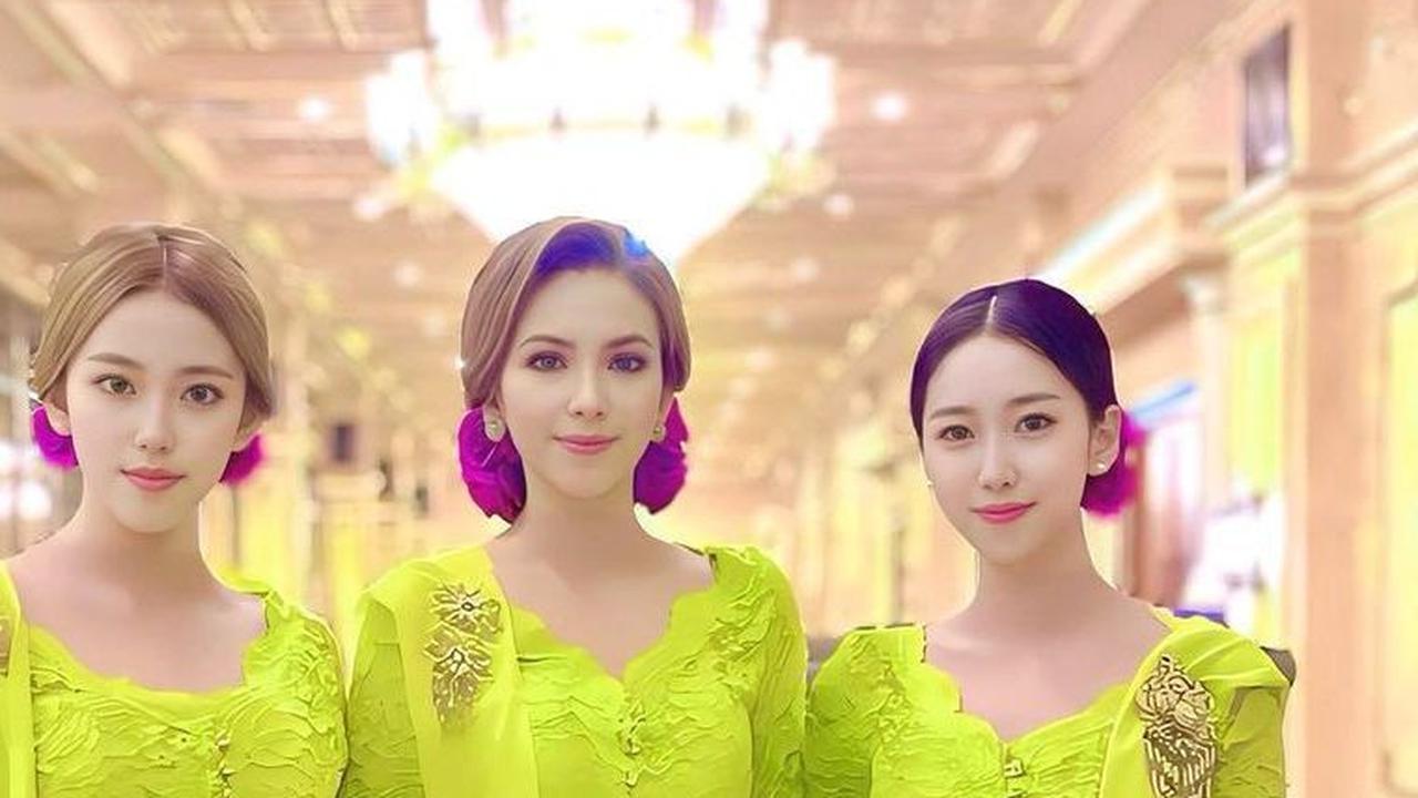 Potret cantik istri dan dua anak Kombes Slamet Riyadi kompak pakai kebaya.<br>