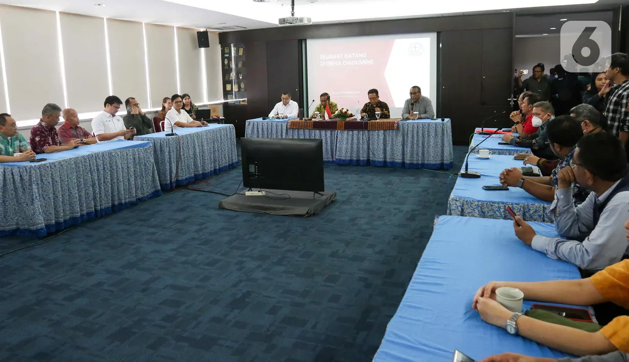 Cawapres nomor urut 3 Mahfud MD menyambangi Graha Oikoumene untuk bertemu Ketua Persekutuan Gereja Indonesia (PGI) Pdt Gomar Gultom dan jajaran di Graha Oikumene, Jakarta, Selasa (19/12/2023). (Liputan6.com/Herman Zakharia)